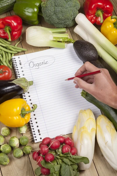 Hand writing list of organic vegetables — Stock Photo, Image