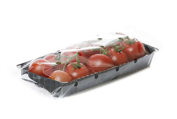 黒トレイに白い背景で隔離の新鮮なトマト — ストック写真