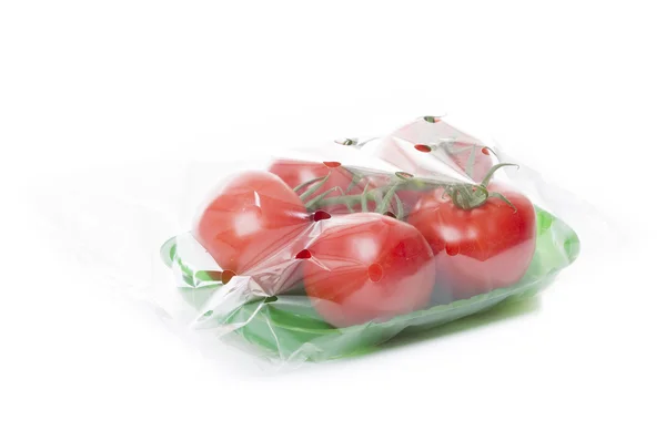 Verse tomaten geïsoleerd op een witte achtergrond in groene lade — Stockfoto