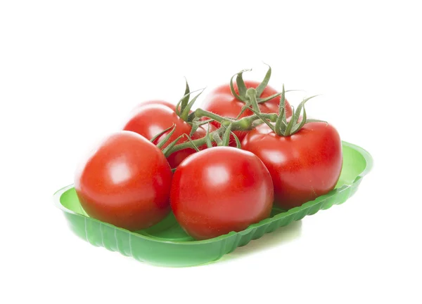 Verse tomaten geïsoleerd op een witte achtergrond in groene lade — Stockfoto