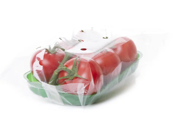 Pomodori freschi isolati su fondo bianco in vassoio verde — Foto Stock
