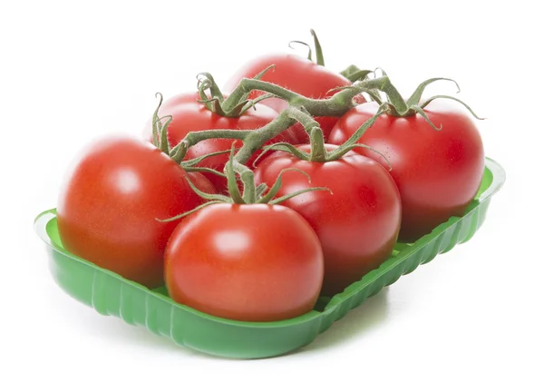 緑色のトレイに白い背景で隔離の新鮮なトマト — ストック写真