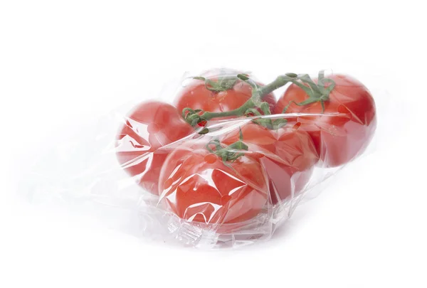 Verse tomaten geïsoleerd op een witte achtergrond in transparant lade — Stockfoto