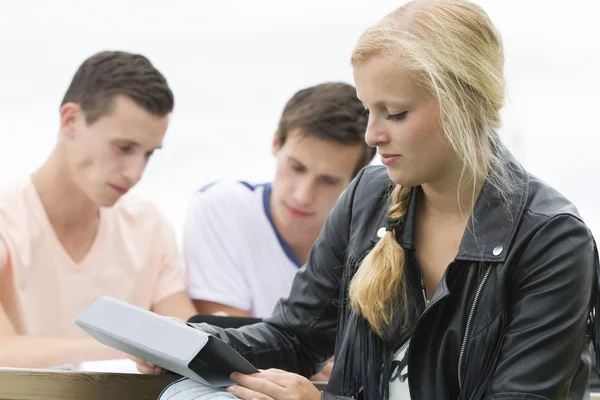 Student is looks at her Ipad — Stock Photo, Image