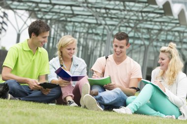 dört öğrenci yere otururken öğrenme