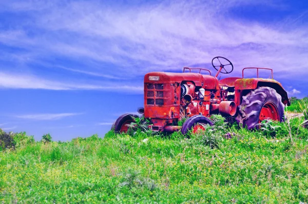 Gamla rostiga traktorn — Stockfoto