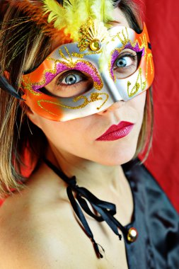 güzel bir kadın maskesi