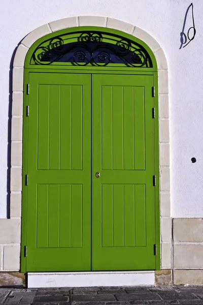 Ancient door in a house in malta island — Stock Photo, Image