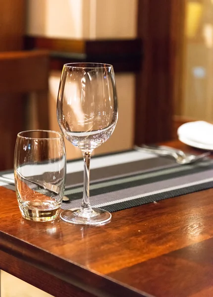 Пустые бокалы в ресторане — стоковое фото