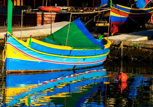 Kolorowe rybackie łodzie, malta — Zdjęcie stockowe