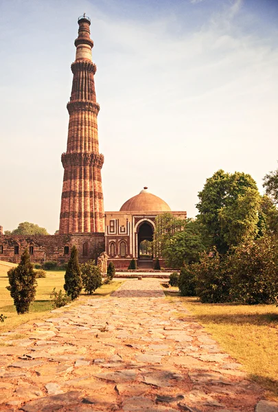 Qutub minar věž cihlový minaret v Dillí Indie — Stock fotografie