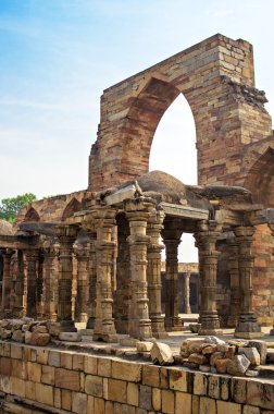 demir direk ve qutab minar kalıntıları delhi Hindistan