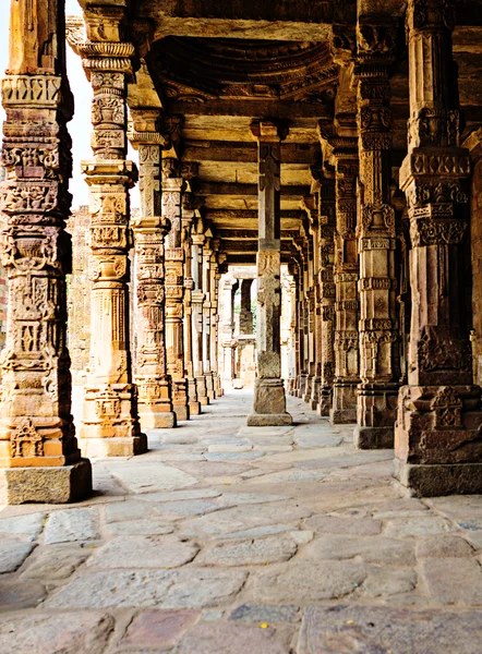 Colunas de arenito em Qutab Minar, Delhi, Índia — Fotografia de Stock