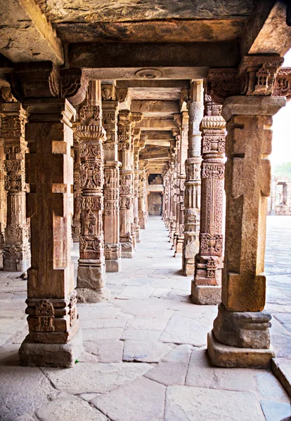 Pískovcové sloupy v qutab minar, Dillí, Indie — Stock fotografie