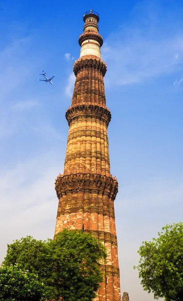 Qutb minar toren baksteen minaret in delhi india — Stockfoto