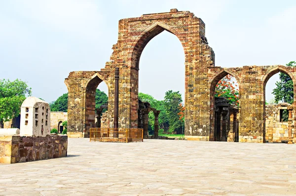 Ijzer pijler en Zondagsdienst minar ruïnes delhi india — Stockfoto