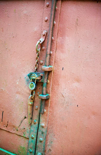 Weathered old door with lock and chain — Stock Photo, Image