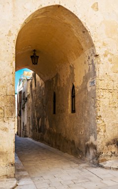 mdina, malta antik şehirdeki kireçtaşı kemer