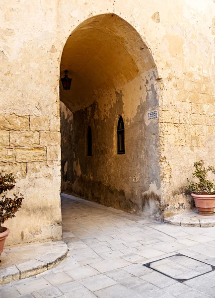 Arco de piedra caliza en la antigua ciudad de Mdina, Malta —  Fotos de Stock