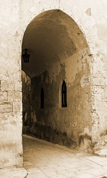 Известняковая арка в древнем городе Мдина, Мальта — стоковое фото