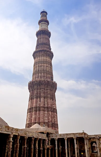 Minarete de tijolo Qutub Minar Tower em Delhi Índia — Fotografia de Stock