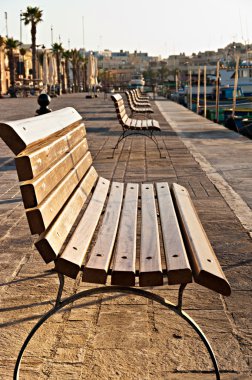 sunrise adlı mesire bankta