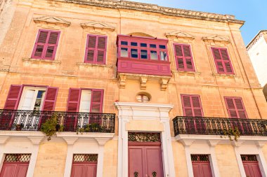 tipik Malta bina Balkonlu