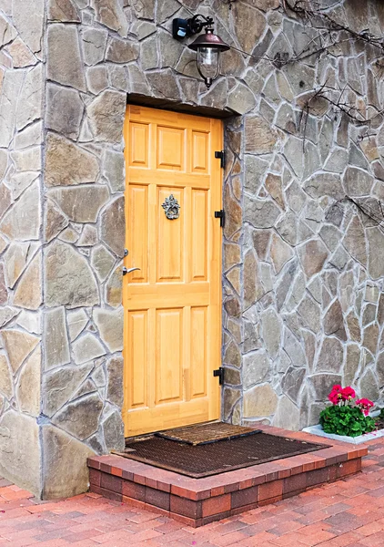 taş duvar ahşap kapı.