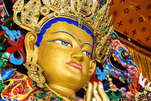 Estatua de Buda maitreya de cerca en un monasterio —  Fotos de Stock