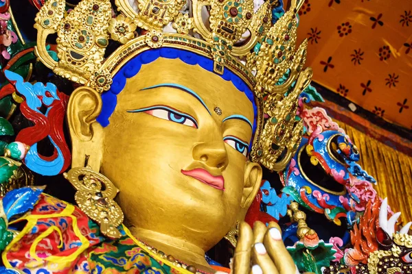 Buddha-Maitreya-Statue aus nächster Nähe in einem Kloster — Stockfoto