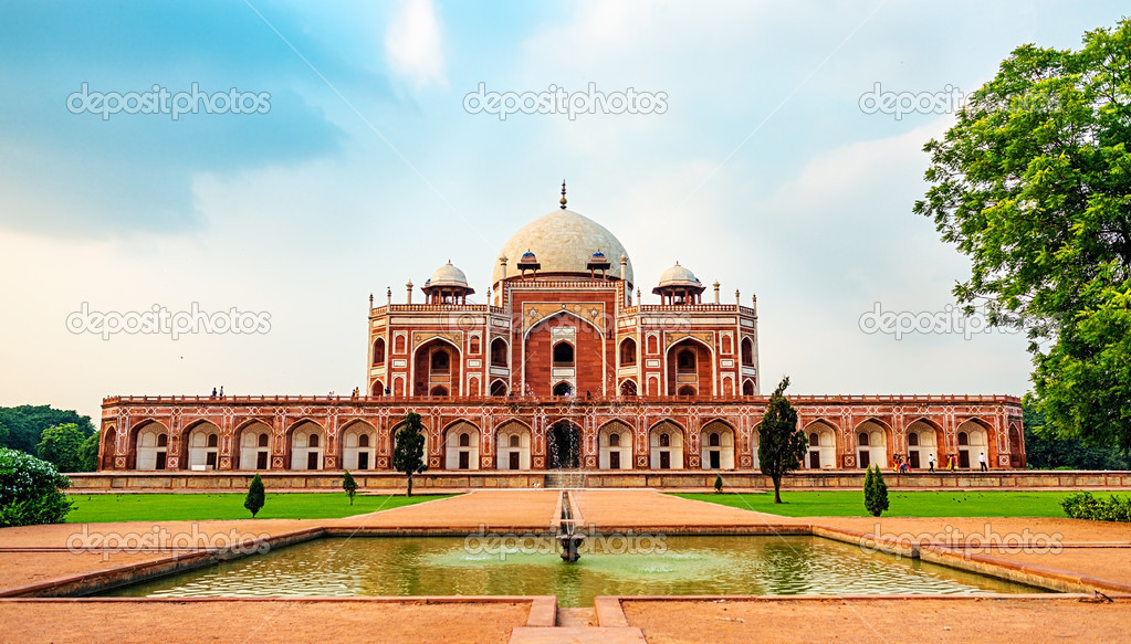 Humayuns Tomb, popular destination in Delhi