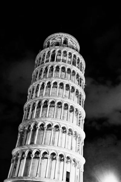 Lutande torn av pisa — Stockfoto