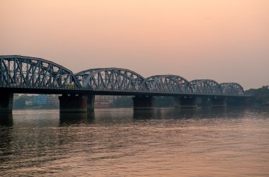gün batımında Ganga üzerinde köprü