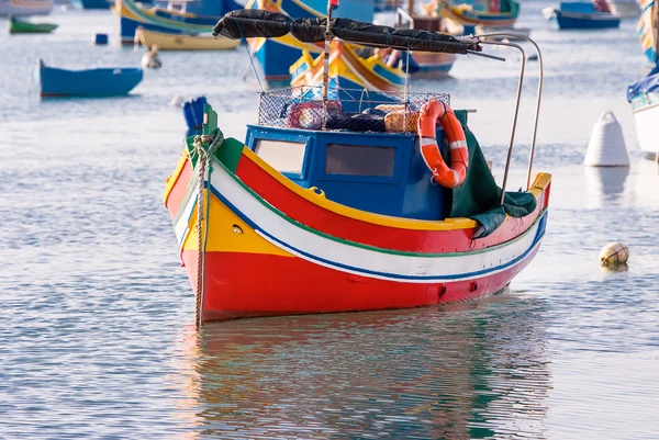 Színes halászhajók kikötő marsaxlokk, Málta — Stock Fotó