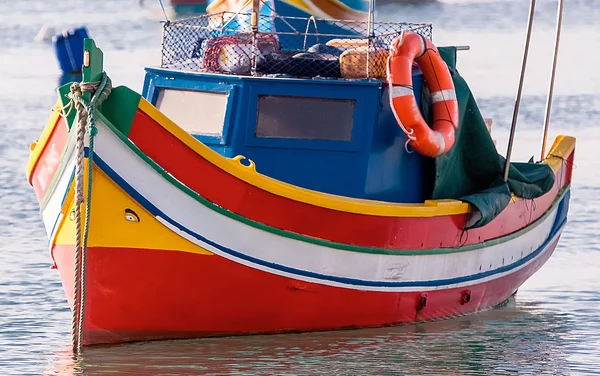Färgade fiskebåtar i marsaxlokk harbor, malta — Stockfoto
