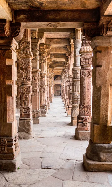 Pískovcové sloupy v qutab minar, Dillí, Indie — Stock fotografie