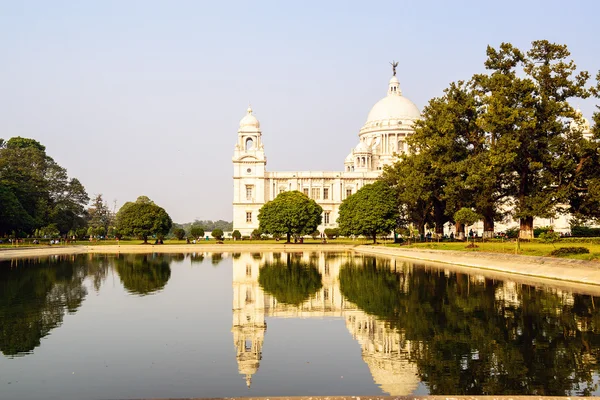 Victoria Anıtı gölde yansıyan. Kalküta