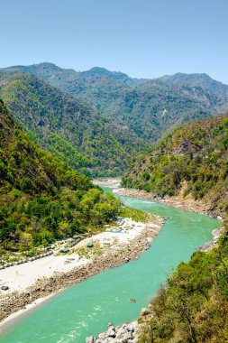 Kutsal Ganj Nehri akar bir vadide, Hindistan