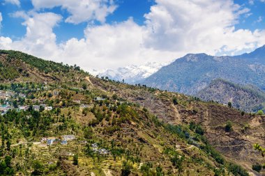 Hindistan'da Himalayalar küçük köy