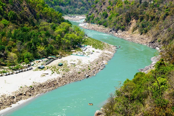 Święta rzeka ganges płynie w dolinie, Indie — Zdjęcie stockowe