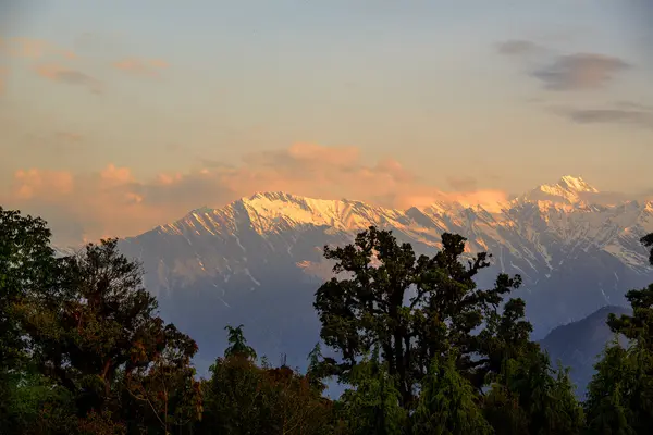 Chaukhamba bergen utbud på sunrise — Stockfoto