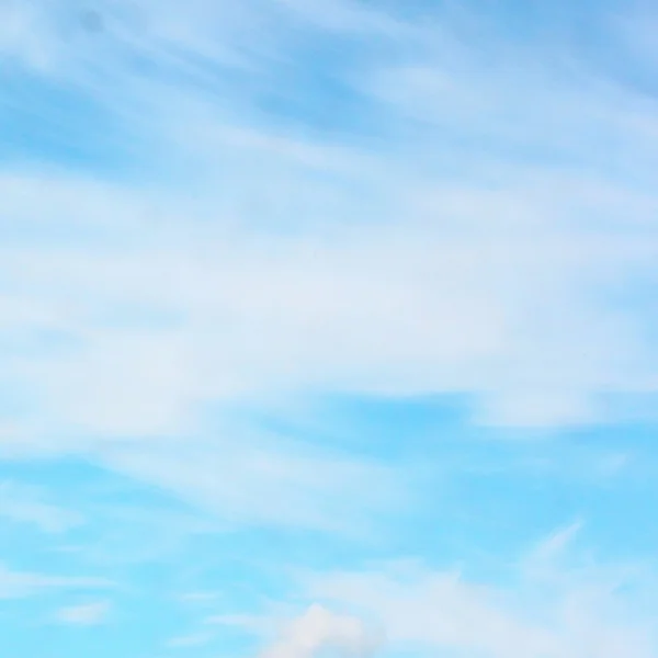 Bonita nube blanca en el cielo — Foto de Stock