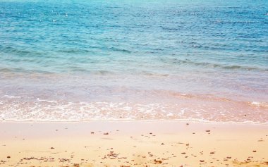 deniz güneşli kum plaj