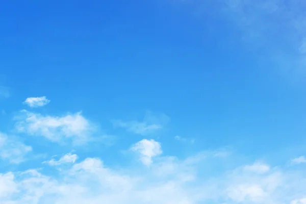 Kleine groep van wolken op de hemel — Stockfoto