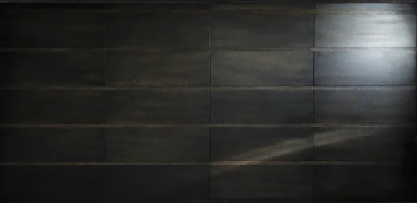 Dunkle schwarze Holzwand im Schatten — Stockfoto
