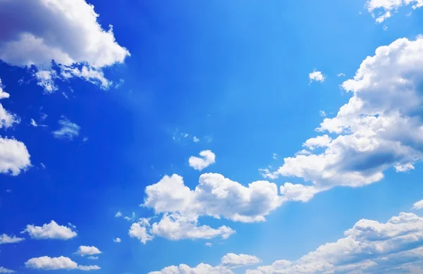 Céu com nuvens brancas suaves — Fotografia de Stock