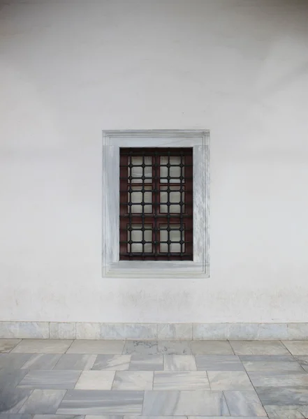Weiße Wand mit Fenster und Marmorboden — Stockfoto