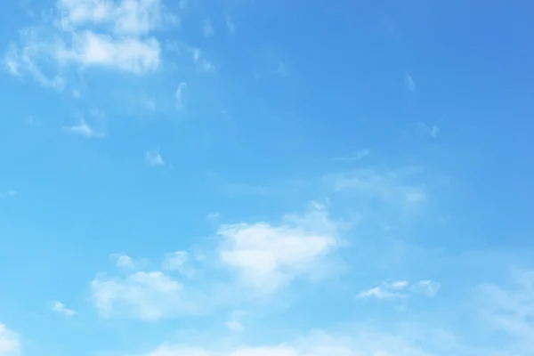 Nubes blancas y suaves en el cielo azul — Foto de Stock