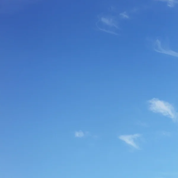 Blanco hemel oppervlak met kleine wolken — Stockfoto