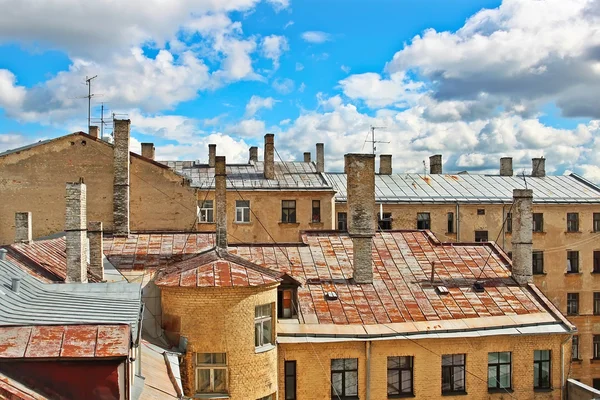 Погодные крыши городских зданий в Риге — стоковое фото